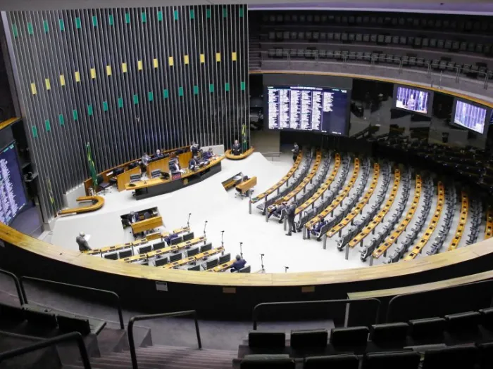 Câmara dos Deputados: Votações Cruciais em Pauta – Feminicídio, Combustíveis e Saúde Infantil