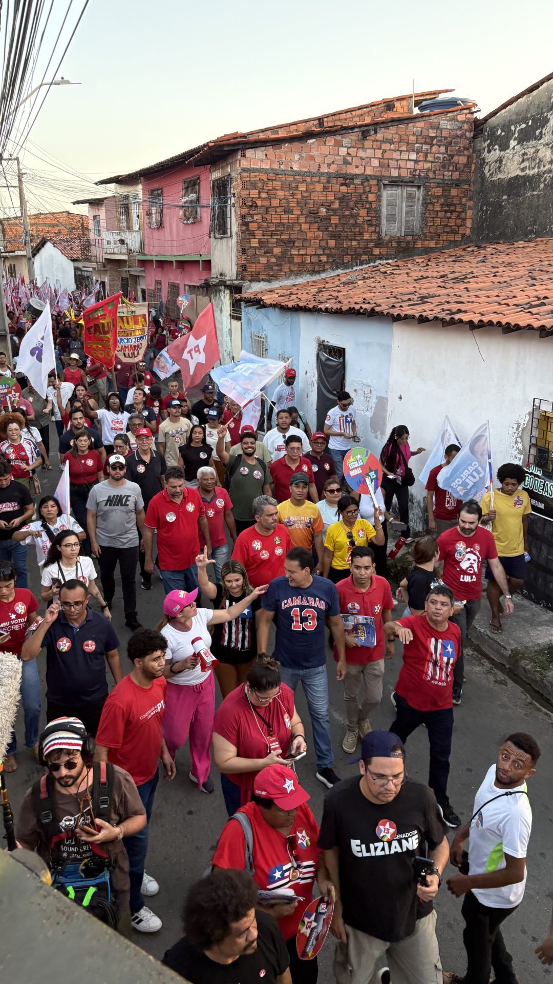 felipe camarão lidera caminhada de campanha no bairro da liberdade ao lado de aliados políticos